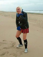Blondie pissing in the beach